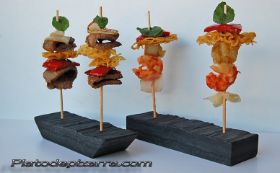 Dos-modelos-brochetas.jpg